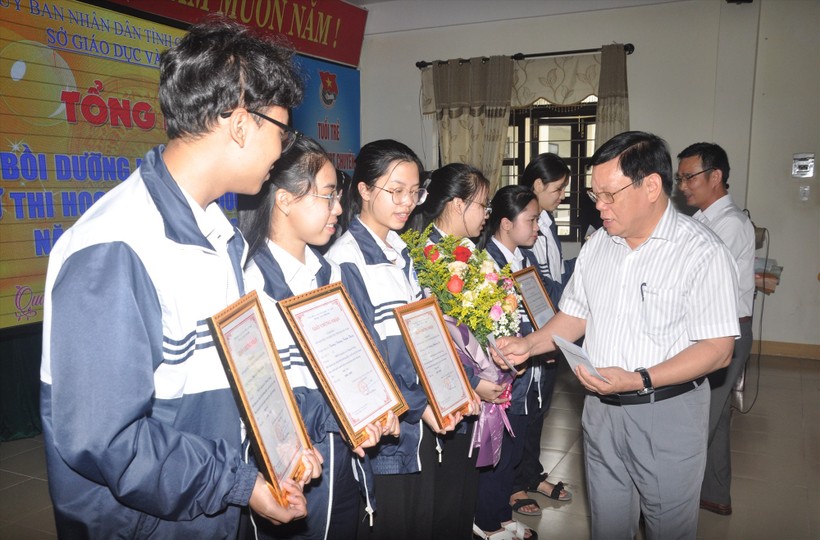 Giám đốc Sở GD&ĐT Quảng Nam Thái Viết Tường tặng hoa, quà động viên học sinh tham dự thi chọn học sinh giỏi cấp quốc gia. Ảnh: Báo Quảng Nam