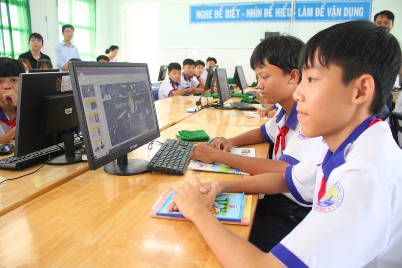 Thầy trò Trường THCS Vĩnh Hiệp (thị xã Vĩnh Châu, Sóc Trăng) trong giờ thực hành Tin học. 