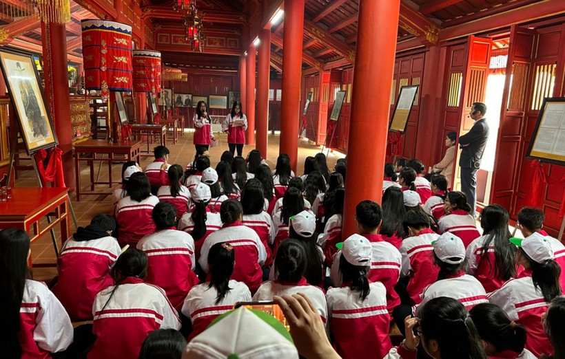 Học sinh được giới thiệu về quá trình vua Hàm Nghi xây dựng căn cứ kháng chiến ở thành Tân Sở.