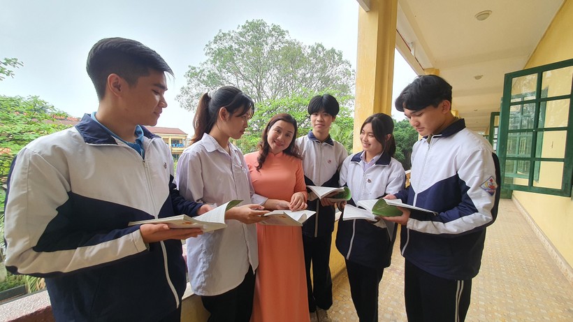Cô Hoài Thu và học sinh lớp 12C8, Trường THPT Quang Trung.