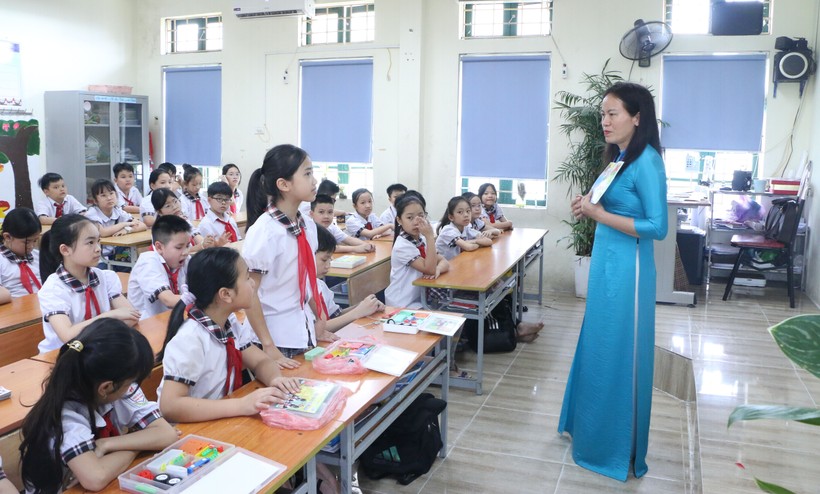 Tiết học môn Kỹ thuật của cô Bích Loan với các em học sinh lớp 4A4 Trường Tiểu học Quang Trung (TX Sơn Tây, Hà Nội). Ảnh: TG