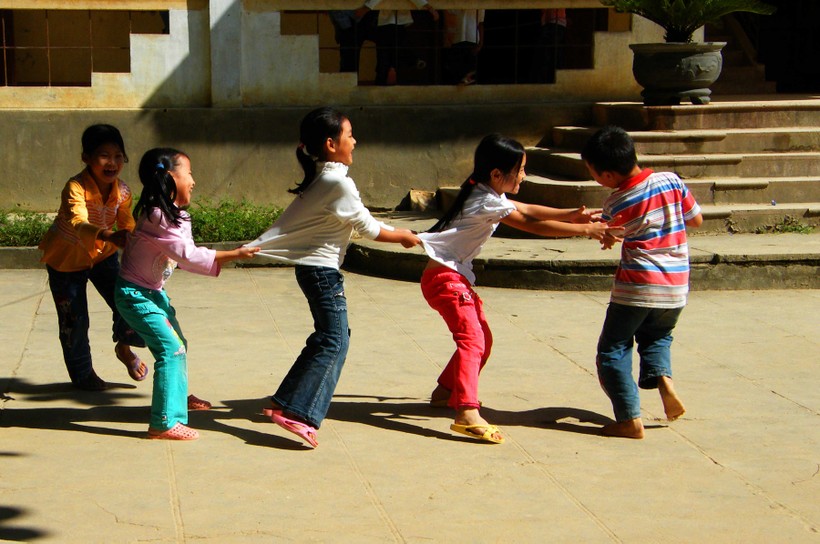 Trò chơi dân gian giúp trẻ vui vẻ, thông minh và đoàn kết. 