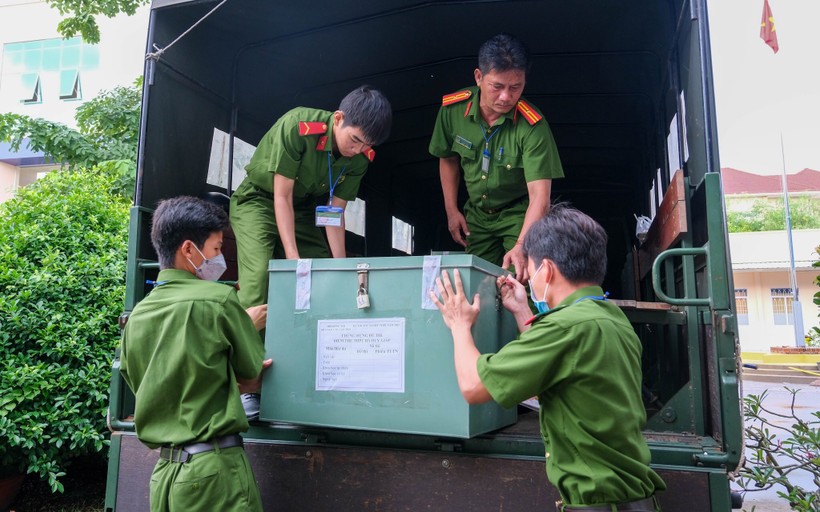 Lực lượng công an TP Cần Thơ tham gia vận chuyển, bảo vệ đề thi Kỳ thi tốt nghiệp THPT 2022. Ảnh: INT