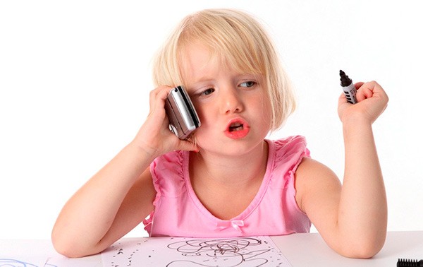 Trẻ cần biết số điện thoại của cha mẹ để liên lạc khi cần thiết. Ảnh minh họa.