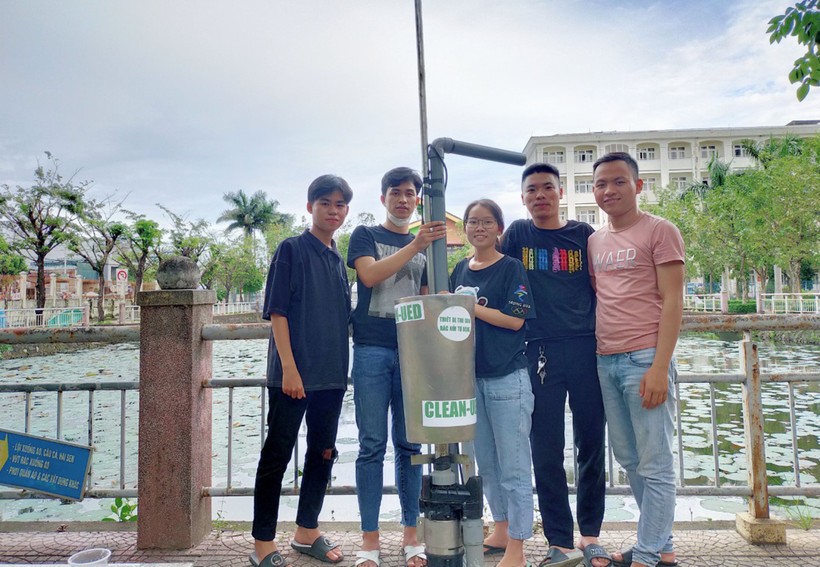 Nhóm sinh viên Trường Đại học Sư phạm – Đại học Đà Nẵng với thiết bị thu gom rác nổi tự động. Ảnh: NVCC