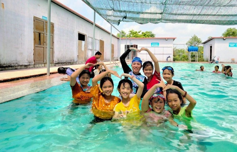 Học sinh huyện Phong Điền (Thừa Thiên - Huế) trong giờ học bơi. Ảnh: Phòng GD&ĐT cung cấp