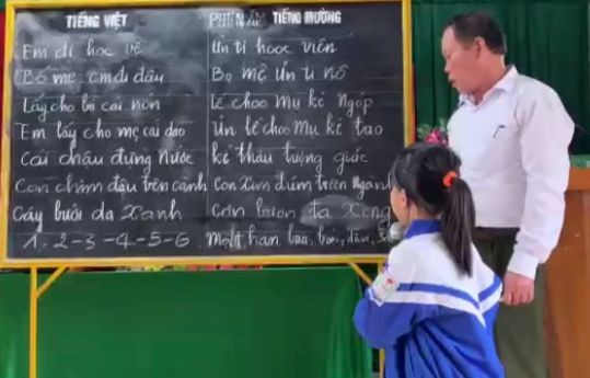 Ông Phan Thanh Tuyền, Trưởng bản Lòi Sim (Hương Khê, Hà Tĩnh) đang dạy tiếng Mường cho học sinh. Ảnh: NVCC
