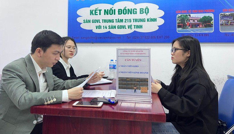 NLĐ tham gia phiên giao dịch việc làm trực tiếp tại Trung tâm Dịch vụ việc làm Hà Nội.