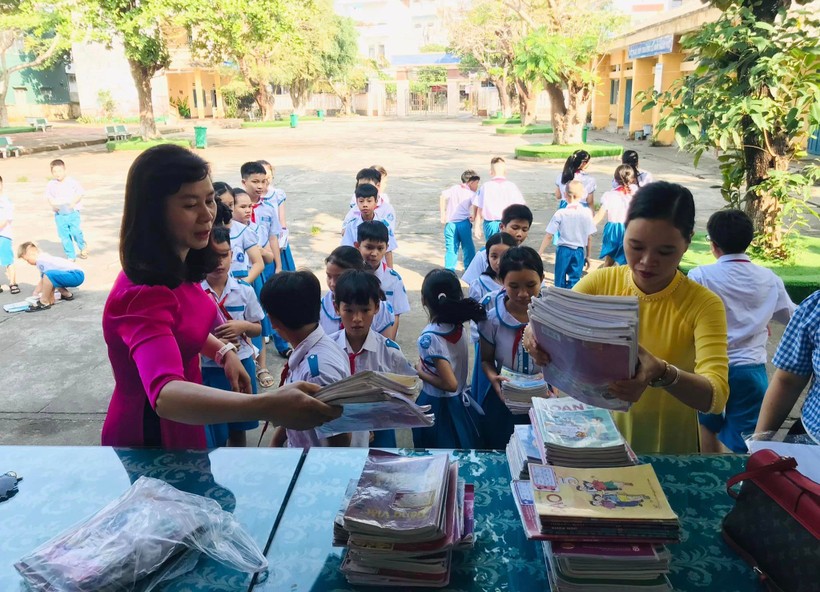Trường Tiểu học Nghĩa Lộ tiếp nhận sách giáo khoa cũ của học sinh tặng khi kết thúc năm học 2022 - 2023.