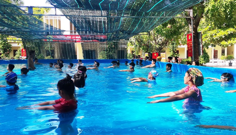 Bể bơi thông minh để dạy bơi cho trẻ được lắp tại sân Trường Tiểu học Minh Khai 1, TP Thanh Hóa.