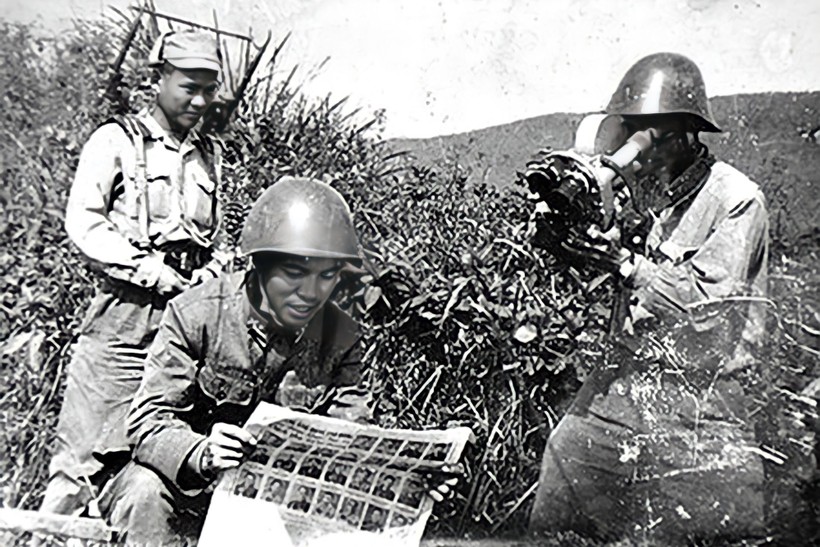 Trung tá Nguyễn Thanh Xuân (bên phải) tham gia quay phim tài liệu về anh hùng Nguyễn Viết Xuân.
