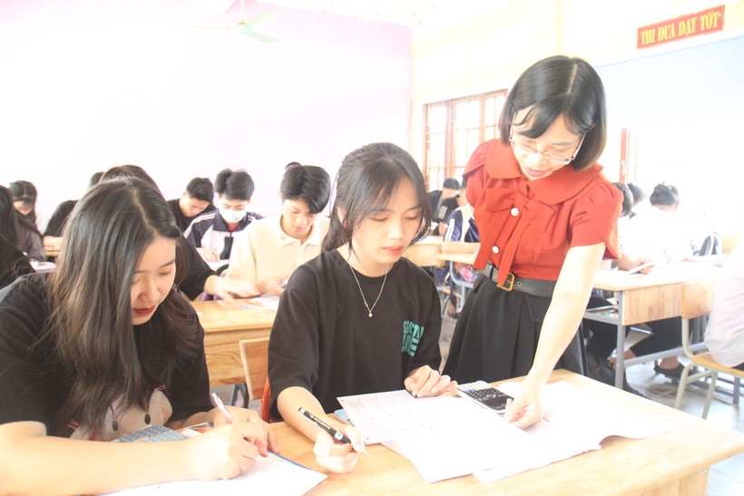 Cô trò Trường THPT số 1 Bắc Hà (Lào Cai) luyện đề chuẩn bị cho Kỳ thi tốt nghiệp THPT 2023. Ảnh: Hà Thuận