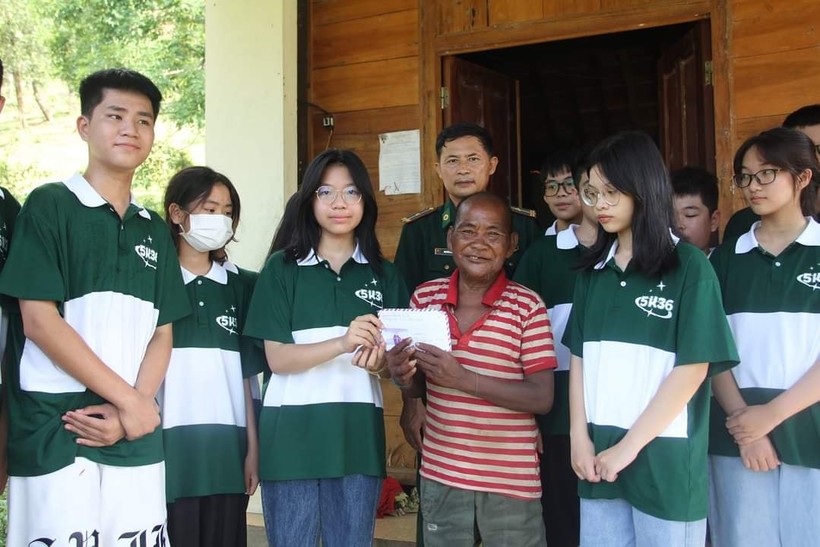 Học sinh Trường THCS Lê Văn Thiêm tổ chức hoạt động tri ân cuối năm học. Ảnh: NVCC