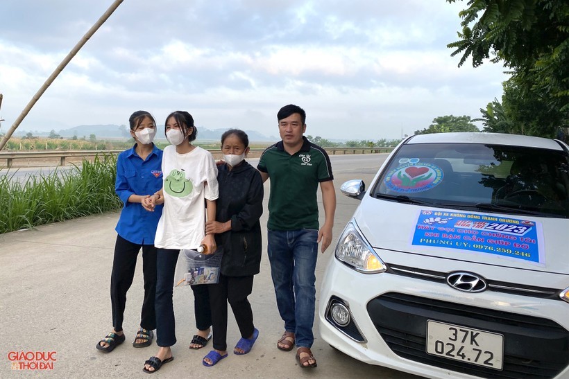 Anh Nguyễn Phùng Úy chở em Nguyễn Thị Huệ đang bị sốt cao đến điểm thi. Ảnh: NVCC