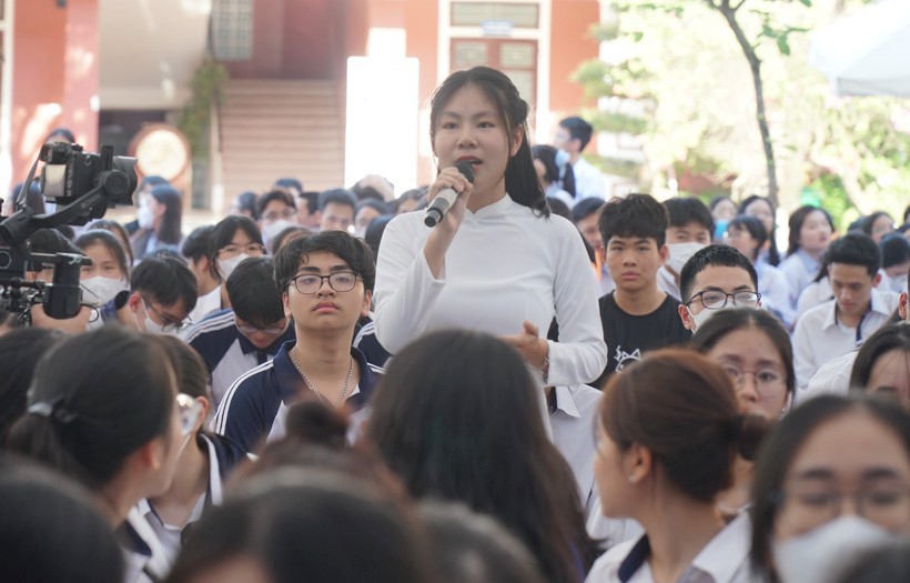 Học sinh chia sẻ về vấn đề bạo lực học đường tại Trường THPT Huỳnh Thúc Kháng.