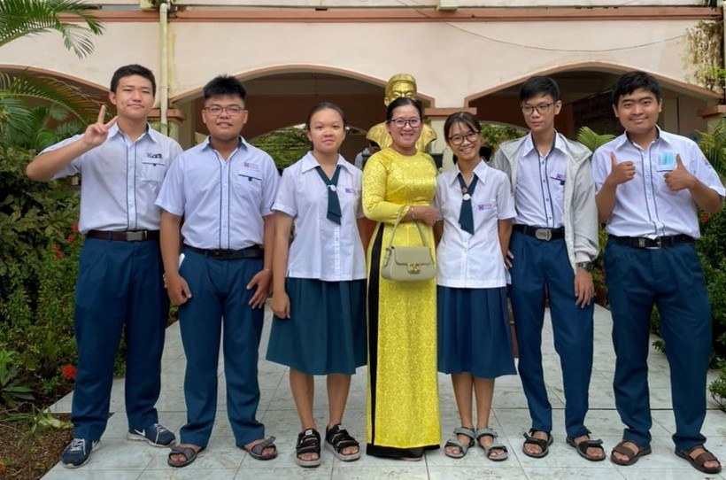 Cô trò đội tuyển Toán Trường THPT chuyên Nguyễn Bỉnh Khiêm (Vĩnh Long) dự thi chọn học sinh giỏi quốc gia năm học 2022 - 2023. Ảnh: NTCC