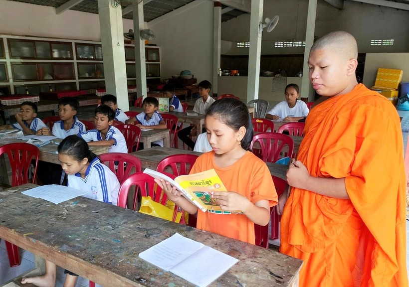 Nhà sư chùa Ô Sam Phâu, xã Châu Điền (huyện Cầu Kè, Trà Vinh) dạy lớp Ngữ văn Khmer hè 2023.
