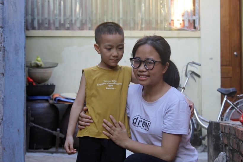 Quỳnh Mai và cậu em trai út 5 tuổi.