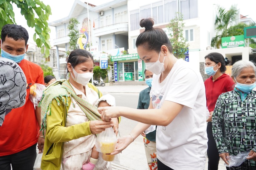 Bệnh nhân tại Bệnh viện Đa khoa tỉnh Kon Tum đón nhận những phần cháo hỗ trợ.