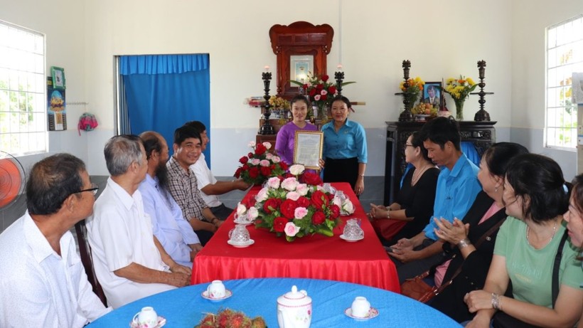 Cô Nguyễn Thụy Bích Thảo đón nhận ngôi nhà Mái ấm công đoàn. Ảnh: CĐGD Trà Vinh cung cấp 