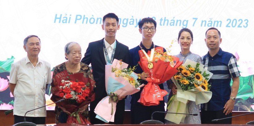 Thịnh và Hưng (ở giữa) cùng gia đình trong Lễ biểu dương khen thưởng của thành phố Hải Phòng.