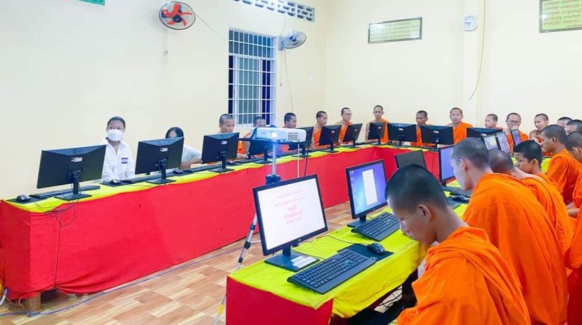 Một tiết học của thầy Nguyễn Trường Nhân – giáo viên Tin học, Trường Trung cấp Pali - Khmer tỉnh Trà Vinh. Ảnh: NVCC