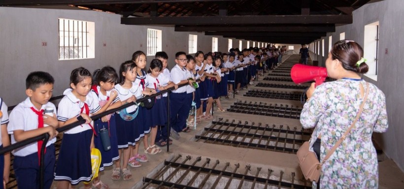 Học sinh Trường Tiểu học Cao Văn Ngọc học tập trải nghiệm về lịch sử địa phương tại Di tích quốc gia đặc biệt. Nhà tù Côn Đảo.