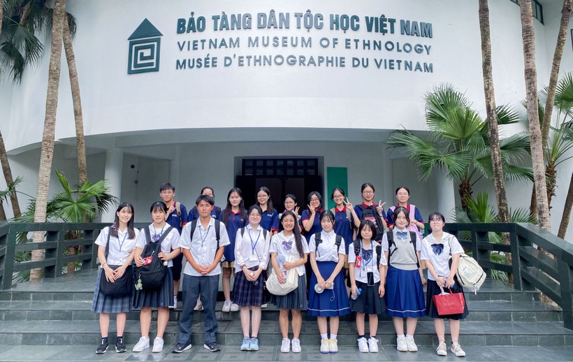 Đoàn học sinh Nhật Bản cùng các bạn học sinh Việt Nam tham quan Bảo tàng Dân tộc học. Ảnh: NVCC ảnh 1