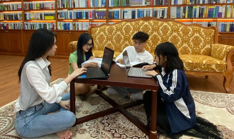 Sinh viên Trường Đại học Kinh tế Quốc dân Hà Nội học tại thư viện. Ảnh: Đức Duy