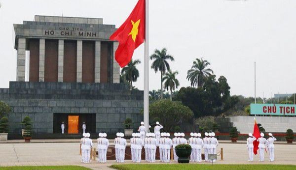 Lễ Thượng cờ hằng ngày trước Lăng Chủ tịch Hồ Chí Minh. Ảnh: ITN.