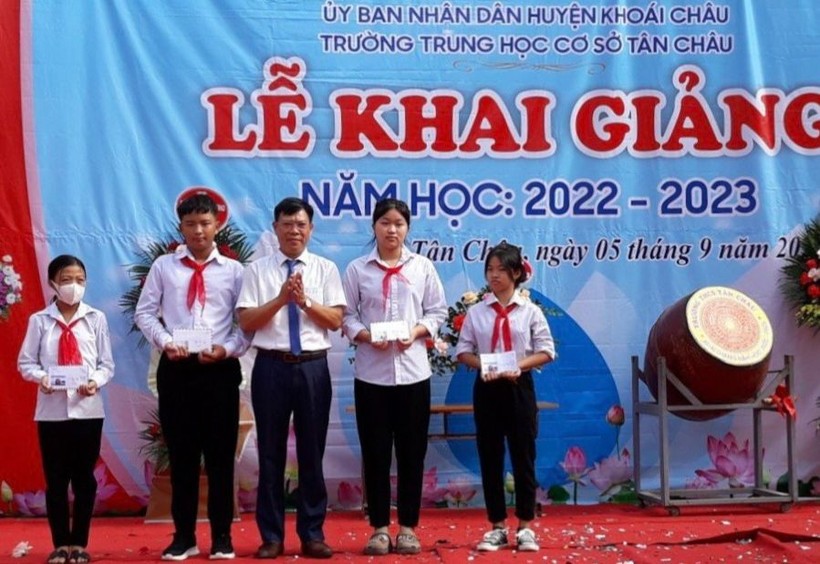 Trường THCS Tân Châu (Khoái Châu, Hưng Yên) trao tặng các suất quà cho học sinh trong Lễ khai giảng năm 2022. Ảnh: NTCC