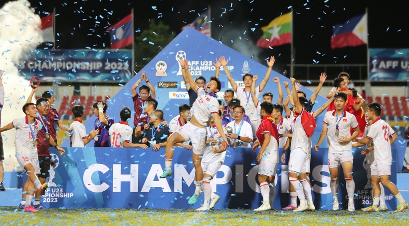 U23 Việt Nam ăn mừng chiến thắng sau khi đánh bại U23 Indonesia. 