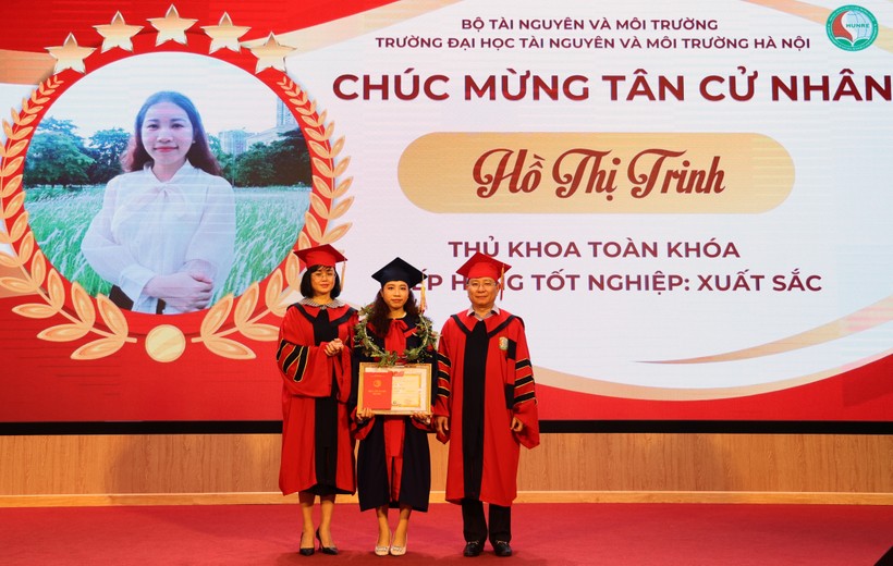 PGS.TS Hoàng Anh Huy trao bằng tốt nghiệp và chúc mừng Hồ Thị Trinh. ảnh 1