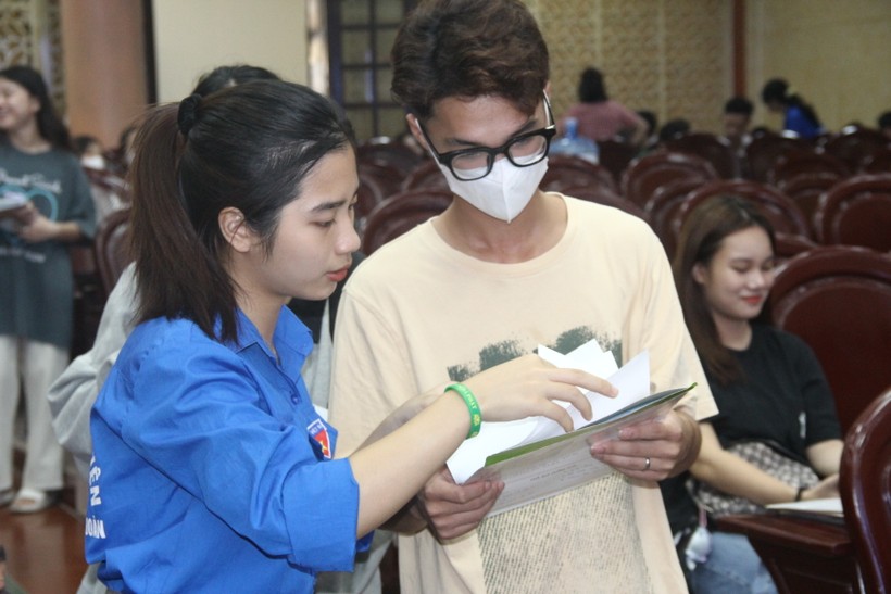 Sinh viên tình nguyện hỗ trợ tân sinh viên đến xác nhận nhập học trực tiếp tại Trường ĐH Công đoàn. Ảnh: TG ảnh 2