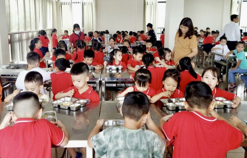 Học sinh Trường Tiểu học Thúy Lĩnh (quận Hoàng Mai, Hà Nội) ăn bán trú. ảnh 2
