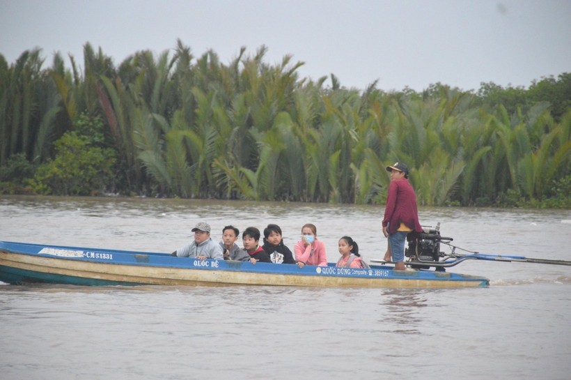 Học sinh vùng sông nước tỉnh Cà Mau trên đường đến trường. 