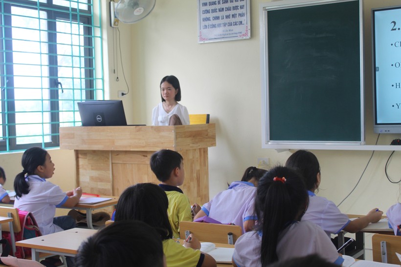 Cô giáo Lê Thị Thắm trong giờ dạy học tiếng Anh tại lớp 3C, Trường TH &amp; THCS Đông Thịnh (Đông Sơn, Thanh Hóa).