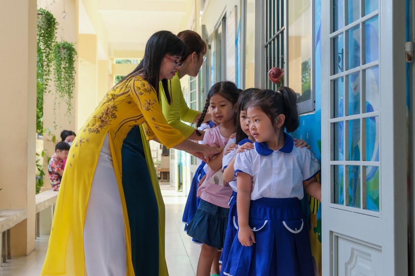 Giáo viên Trường Tiểu học Long Hòa 2 (quận Bình Thủy, TP Cần Thơ) hướng dẫn học sinh lớp 1 xếp hàng.