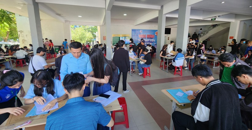 Tân sinh viên Trường ĐH Ngoại ngữ, ĐH Đà Nẵng làm thủ tục nhập học. 