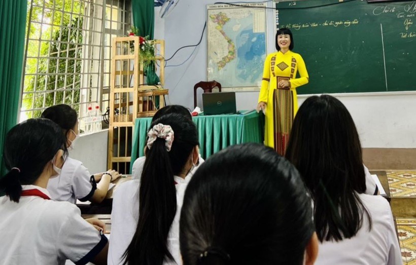 Cô Nguyễn Ngọc Thuý, Trường THCS Phan Chu Trinh (TP Buôn Ma Thuột, Đắk Lắk) và học trò trong giờ học. Ảnh: NVCC ảnh 1