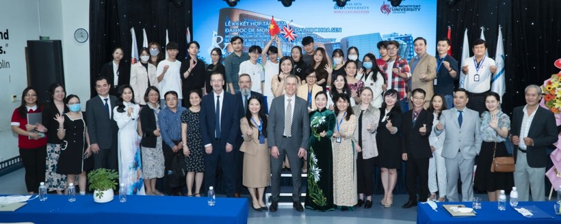 Đoàn lãnh đạo cấp cao Đại học De Montfont chụp ảnh lưu niệm của sinh viên Trường Đại học Hoa Sen, TPHCM. ảnh 1