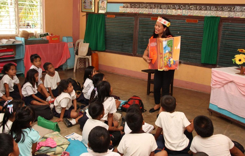 Giáo viên Philippines kể chuyện bằng tiếng Anh cho học sinh. ảnh 1