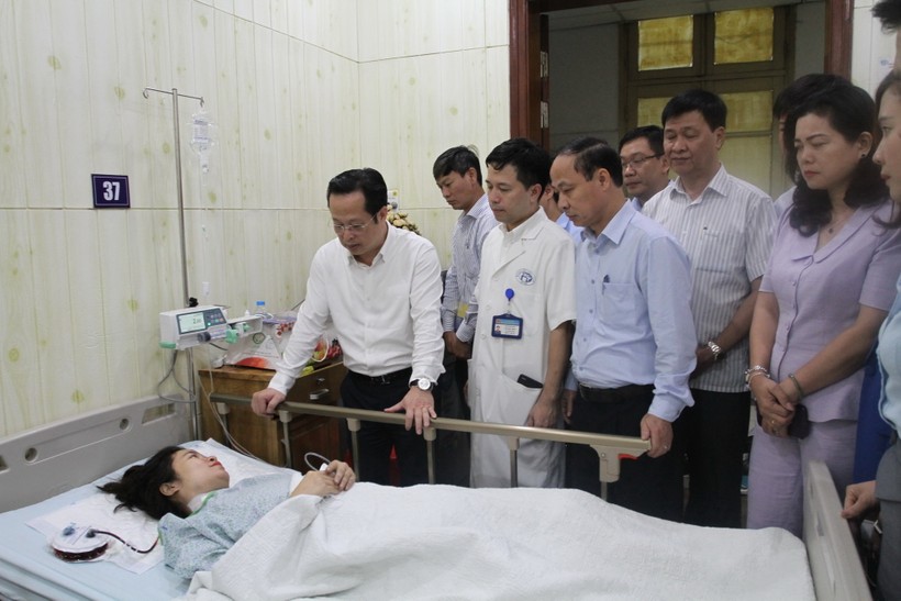 Lãnh đạo Sở GD&ĐT Hà Nội thăm các cô giáo là nạn nhân của vụ cháy. ảnh 1