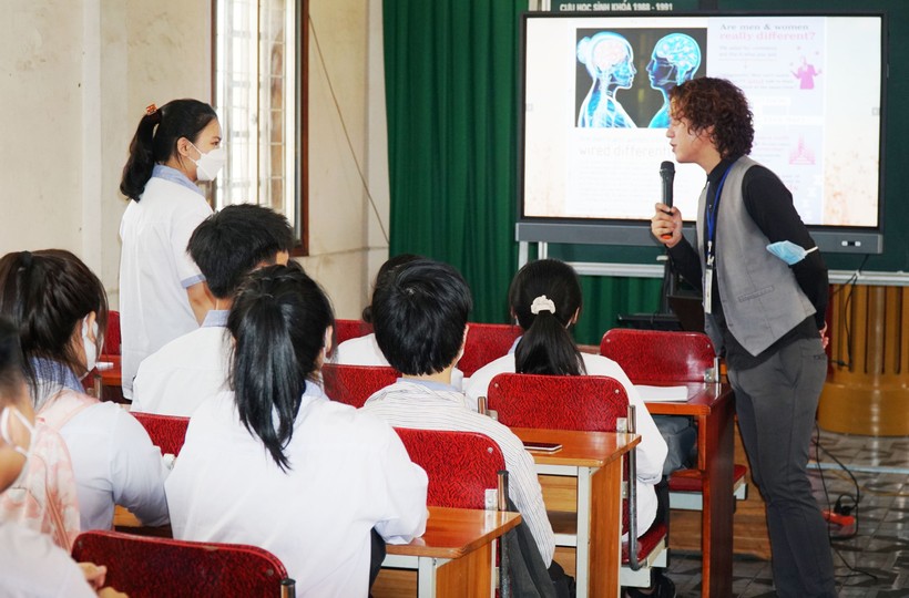 Giờ học tiếng Anh với giáo viên nước ngoài của Trường THPT Hà Huy Tập (TP Vinh, Nghệ An).