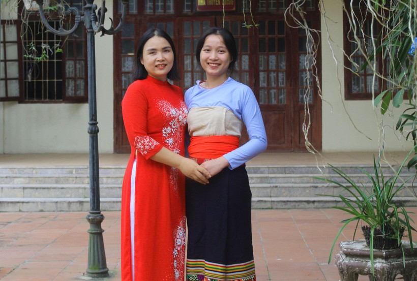 Thu và cô giáo chủ nhiệm Tạ Thị Thúy Chinh. ảnh 1
