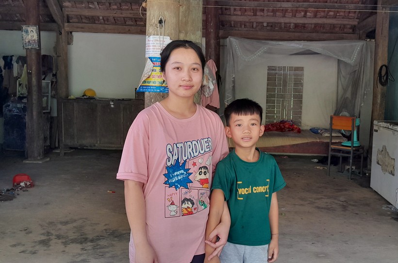 Thu và cậu em út trong ngôi nhà của mình ở huyện miền núi Như Xuân, Thanh Hóa. ảnh 2