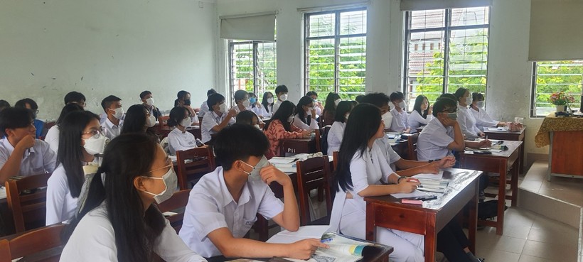 Học sinh cấp THPT của Trường THCS – THPT Nguyễn Khuyến ngồi bàn ghế theo kích cỡ của cấp THCS. ảnh 1
