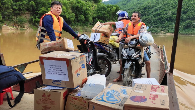 Báo GD&TĐ đưa sách giáo khoa vượt sông Mã đi tặng học sinh nghèo ở Mường Lát (Thanh Hóa). ảnh 1