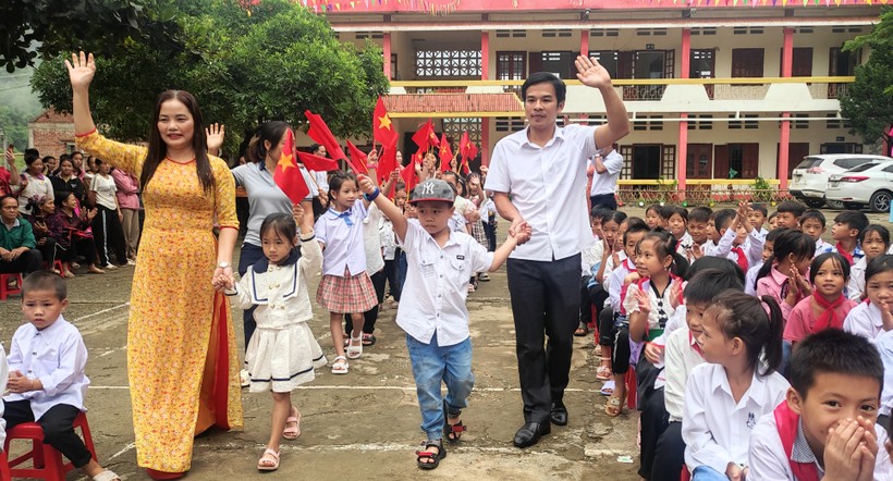 Đón học sinh lớp 1 vào buổi khai giảng năm học mới ở Trường Tiểu học Pù Nhi (Mường Lát, Thanh Hóa).