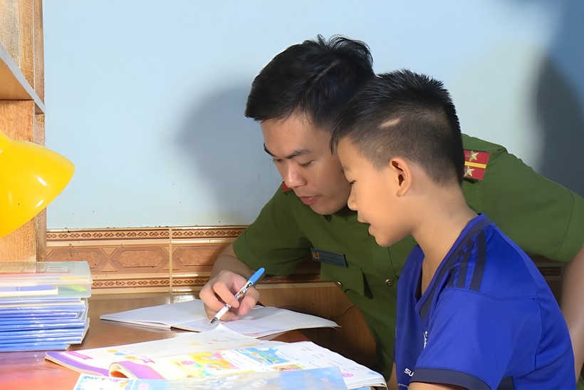 Thượng uý Đường Minh Thông đến nhà dạy thêm cho em Nguyễn Văn Đức Chương. ảnh 1